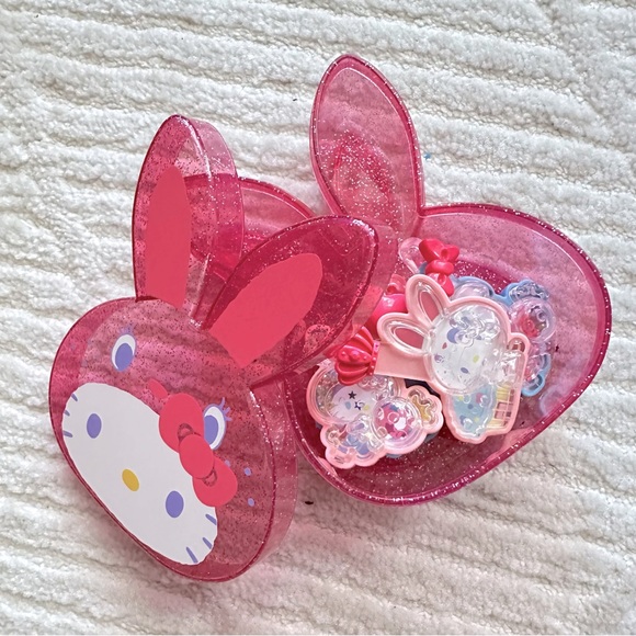 Sanrio Hello Kitty case and charms - Picture 2 of 3